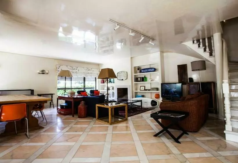 Aamiaismajoitus (B&B) Lisbon Surf Villa