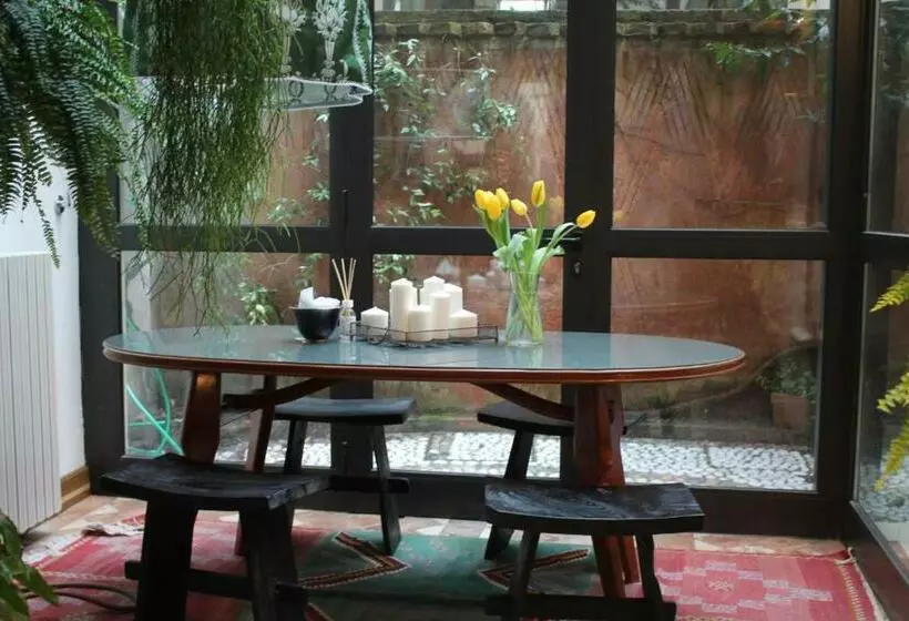 پانسیون Little Garden