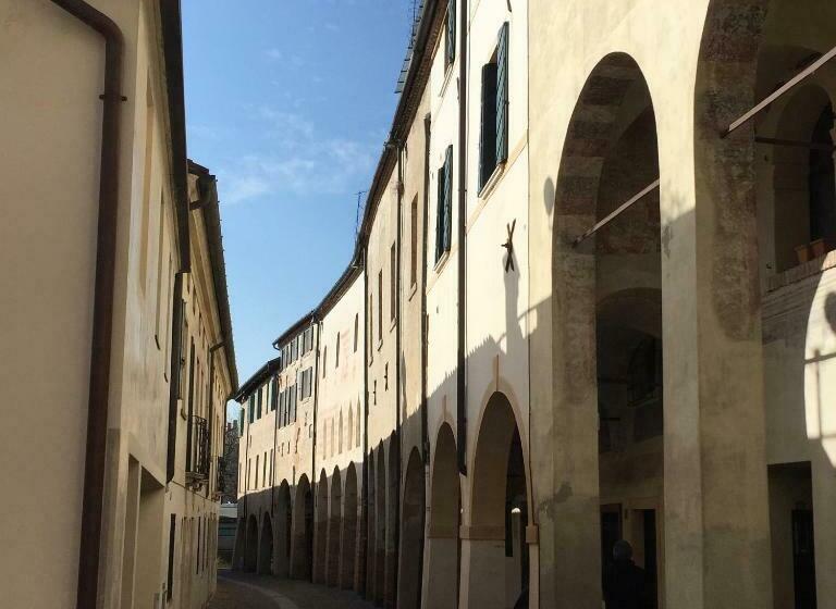 پانسیون Little Garden