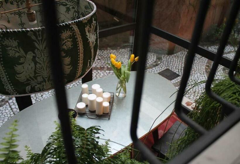 پانسیون Little Garden