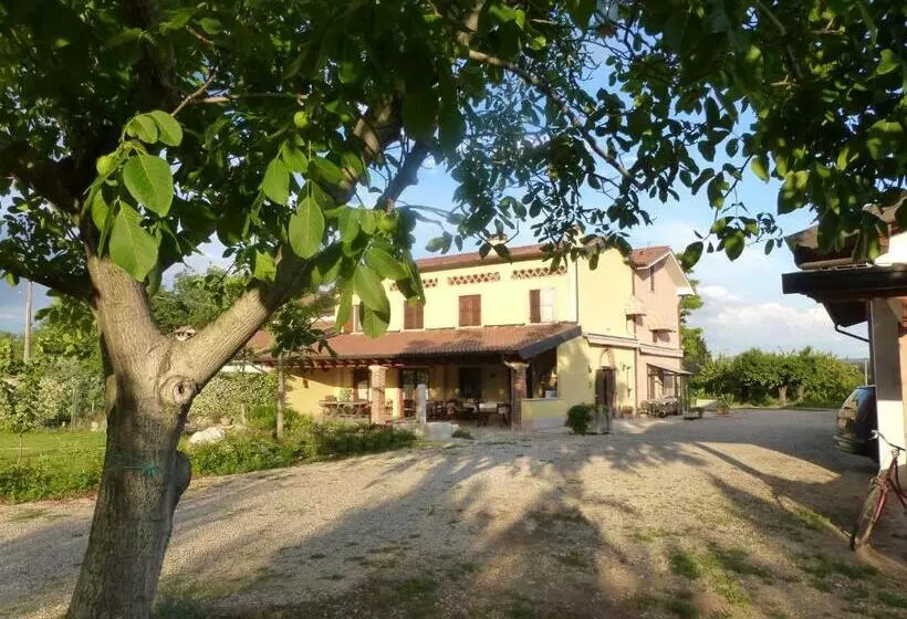 Hotelli Agriturismo Fior Di Maggio