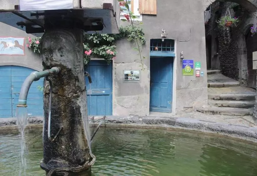 ベッドアンドブレックファースト Au Cheval Blanc   Appartements Et Chambres D Hôtes