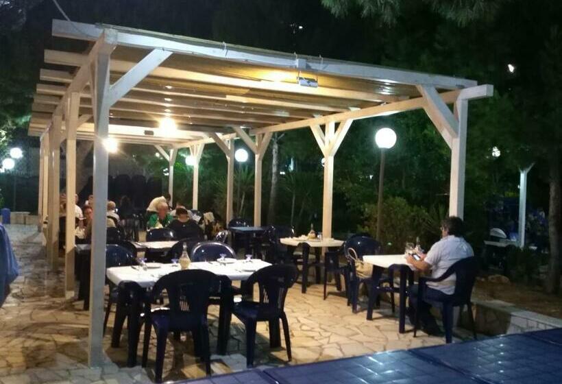 تختخواب و صبحانه Pescandora