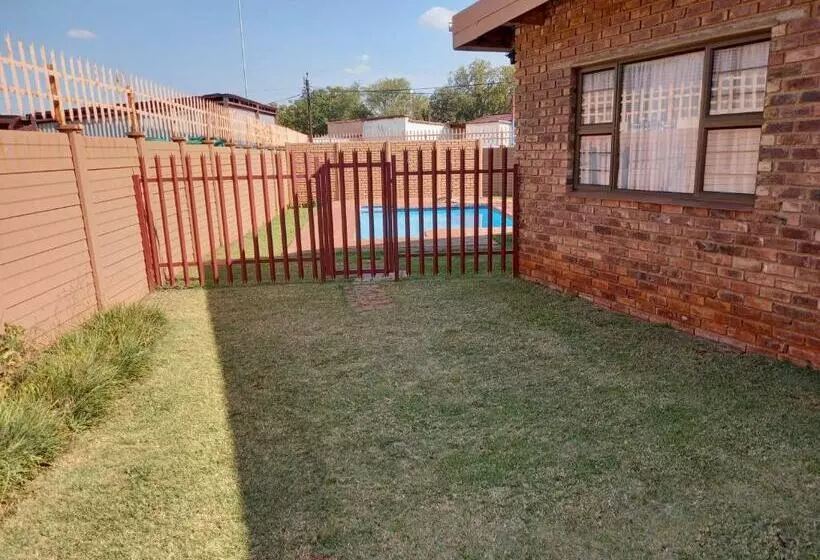 Majatalo White Rose Guest House