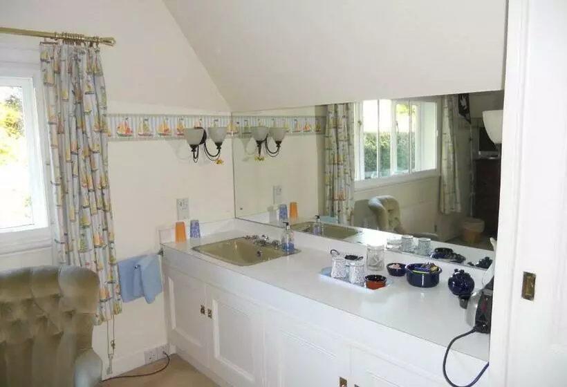 Aamiaismajoitus (B&B) Mayertorne Cottage