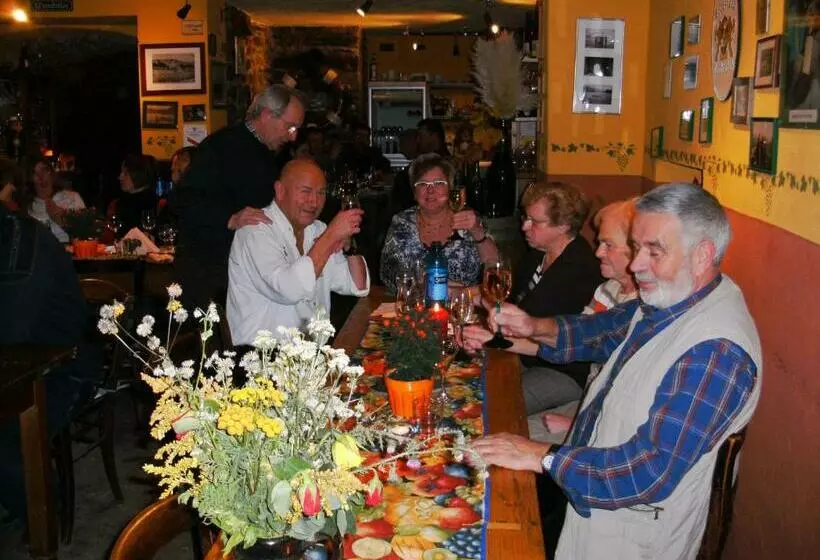 Hotelli Gastehaus Weingut Rossler