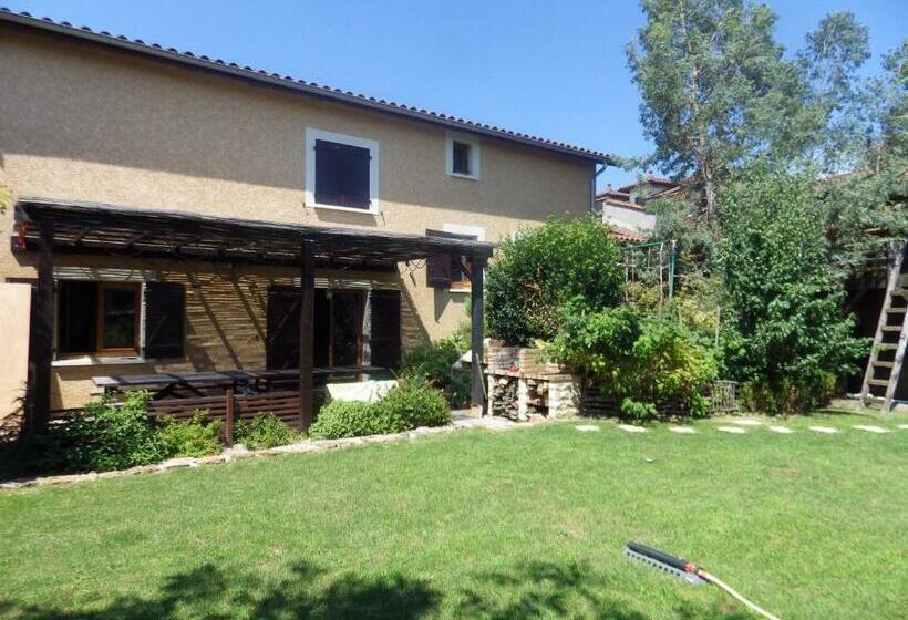 تختخواب و صبحانه Chez Gus