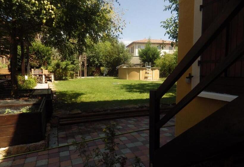 تختخواب و صبحانه Chez Gus