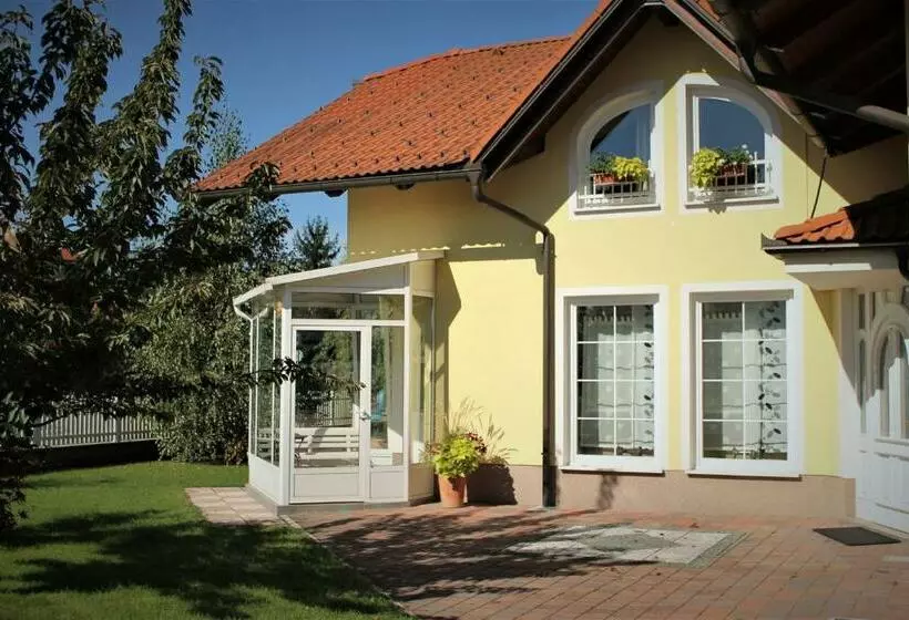 پانسیون Yellow Dreamhouse