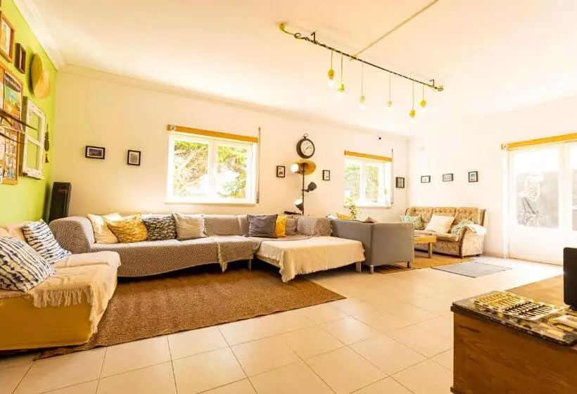 هاستل Pineapple Surf House