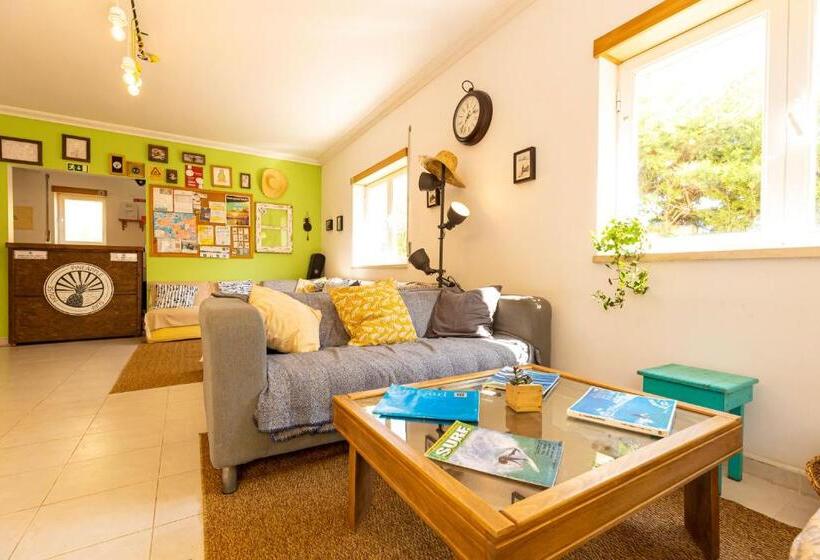 هاستل Pineapple Surf House