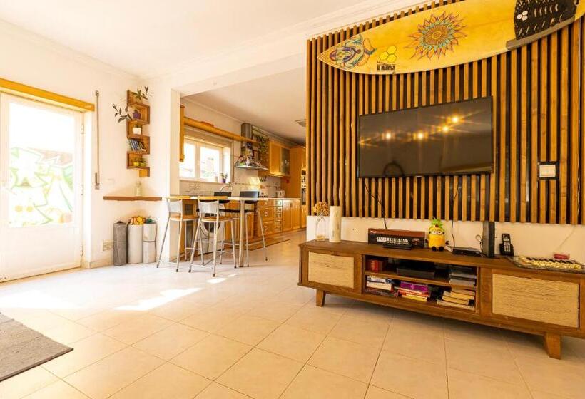 هاستل Pineapple Surf House