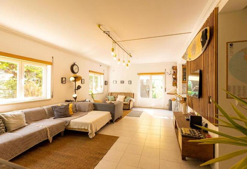 هاستل Pineapple Surf House