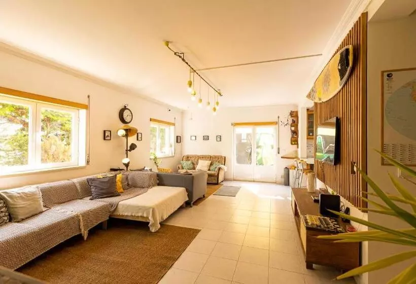 هاستل Pineapple Surf House