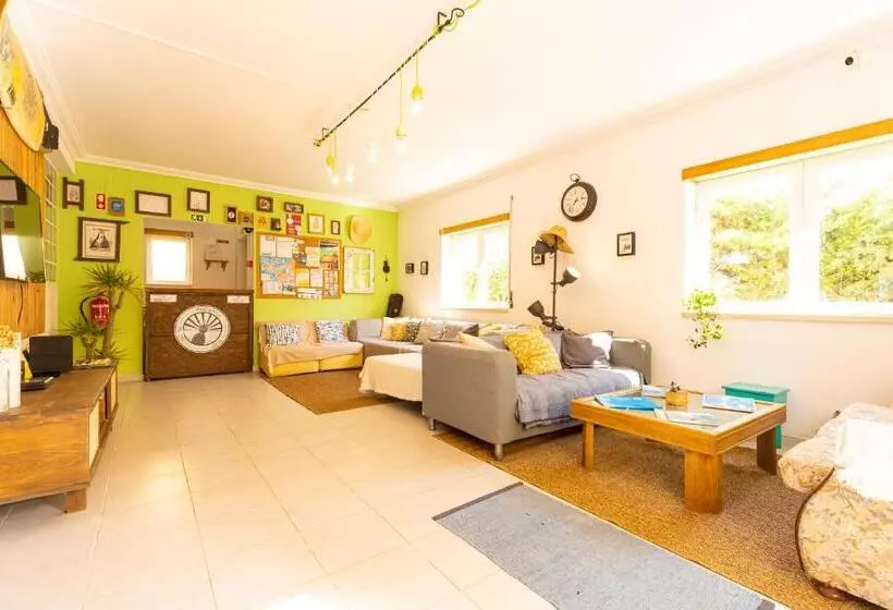 هاستل Pineapple Surf House