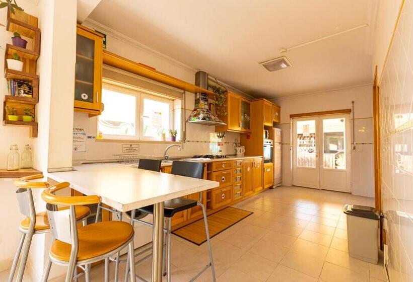 هاستل Pineapple Surf House