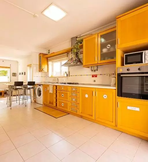 هاستل Pineapple Surf House