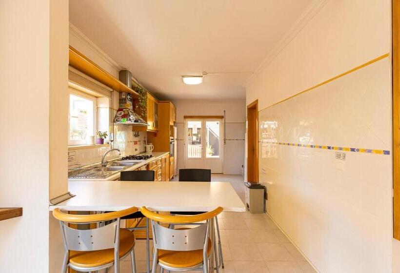 هاستل Pineapple Surf House