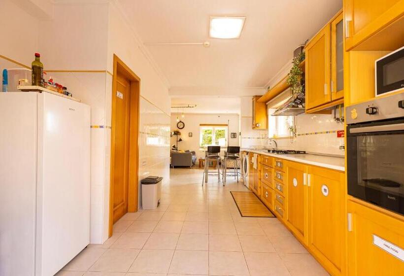 هاستل Pineapple Surf House