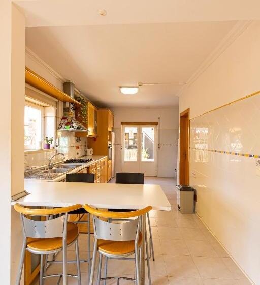 هاستل Pineapple Surf House