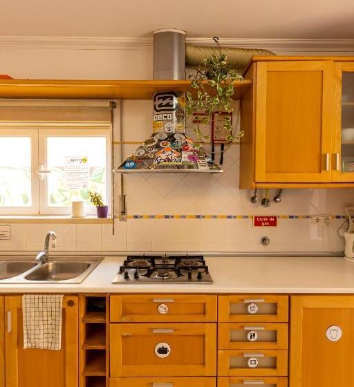 هاستل Pineapple Surf House