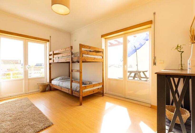 هاستل Pineapple Surf House