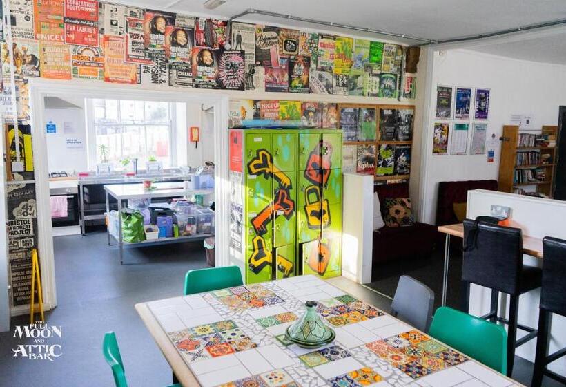 호스텔 The Full Moon Backpackers