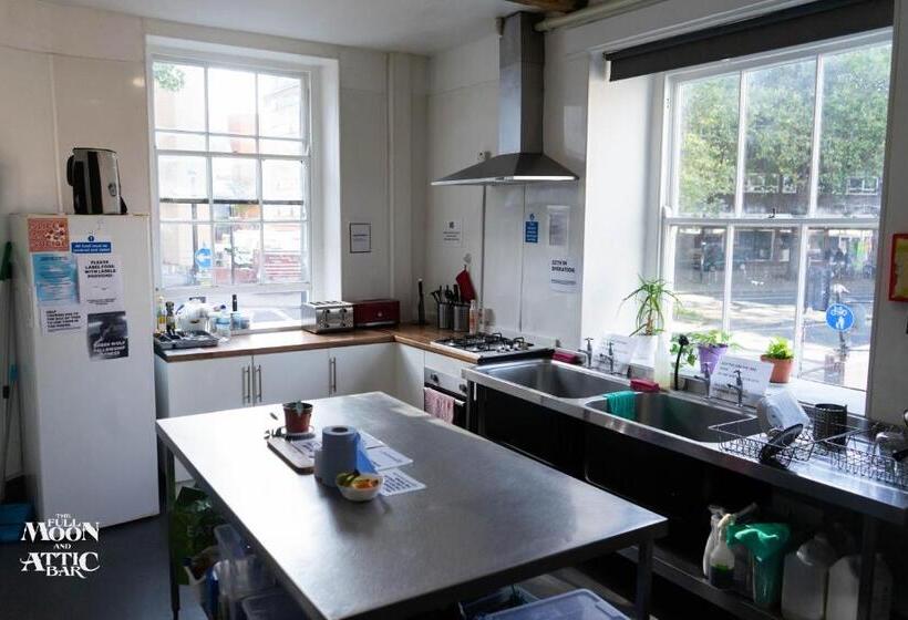 호스텔 The Full Moon Backpackers