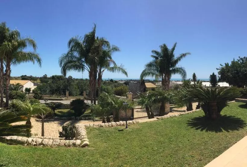 Aamiaismajoitus (B&B) Villa Giulia   Sicilian Luxury Garden