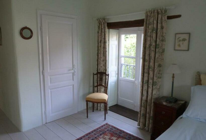 ベッドアンドブレックファースト Au Pontmevault