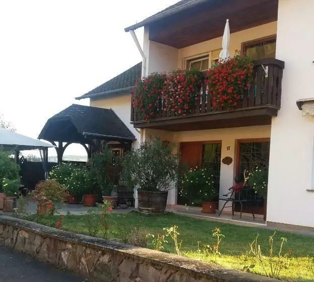 ペンション Gästehaus Weingut Michael Scholer