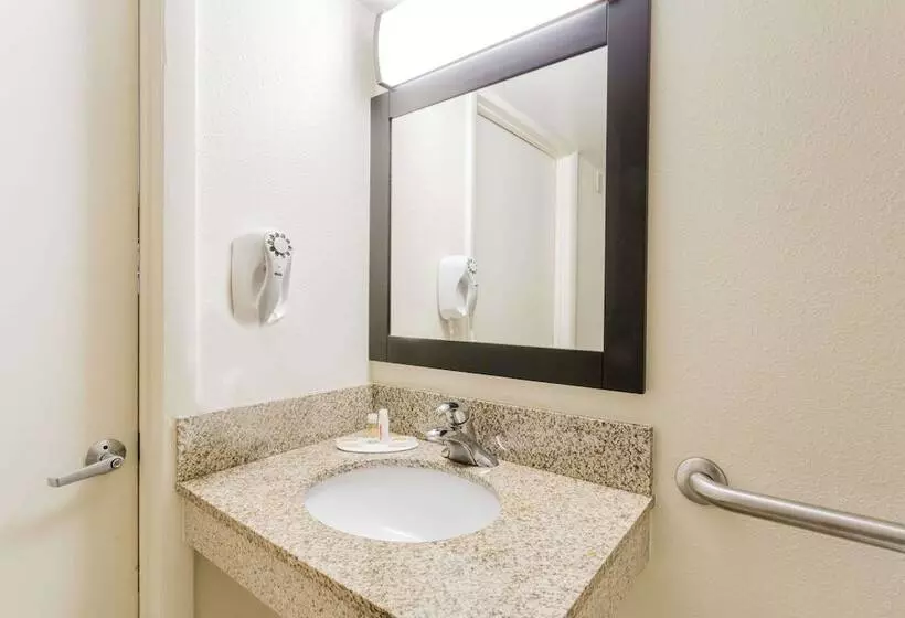 בית מלון כפרי Days Inn By Wyndham Camp Springs Andrews Afb