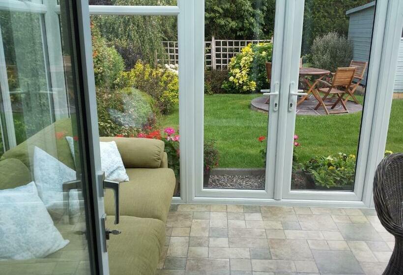 تختخواب و صبحانه Glenade