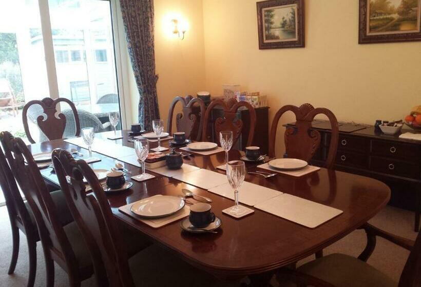 تختخواب و صبحانه Glenade