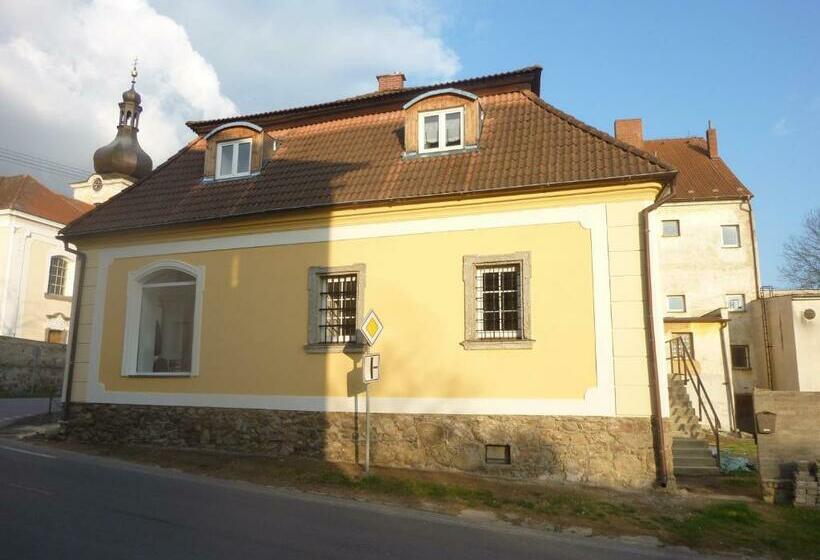 ペンション Guest House U Zlatého Jelena