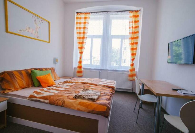 ペンション Guest House U Zlatého Jelena