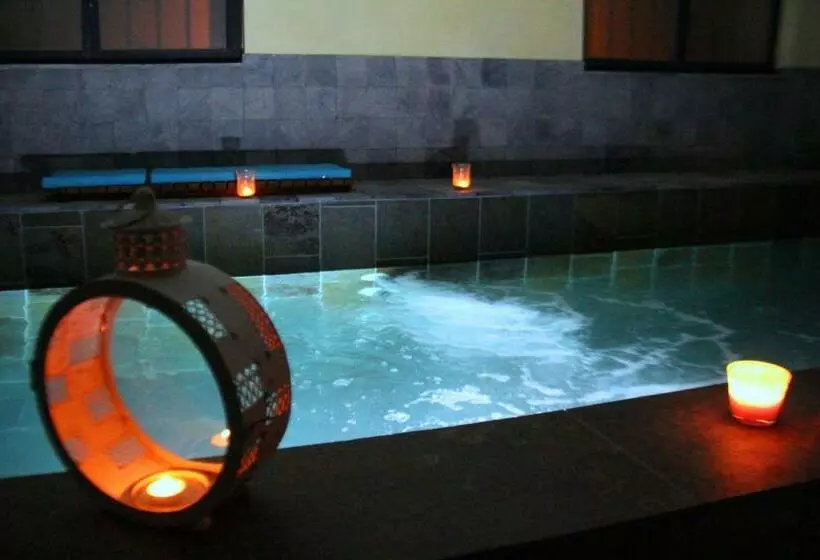 Aamiaismajoitus (B&B) Chambre D Hôtes La Grenade Bleue