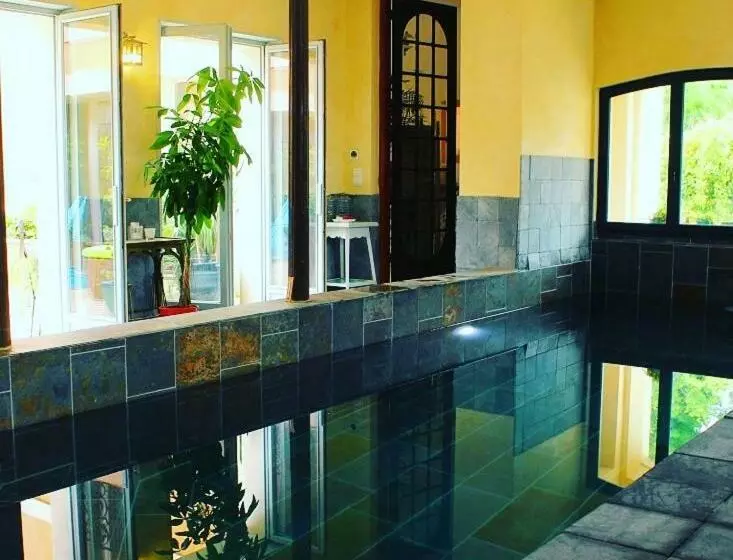 Aamiaismajoitus (B&B) Chambre D Hôtes La Grenade Bleue