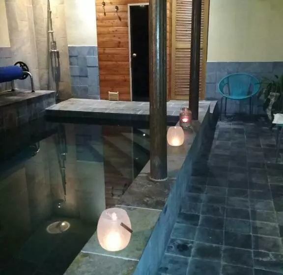 Aamiaismajoitus (B&B) Chambre D Hôtes La Grenade Bleue