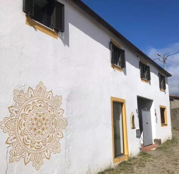 ベッドアンドブレックファースト House Of The Three Marias