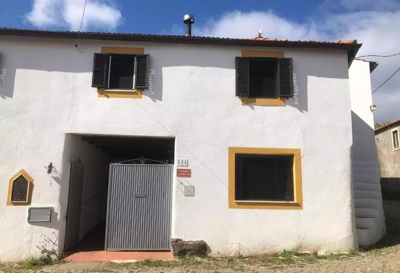 ベッドアンドブレックファースト House Of The Three Marias