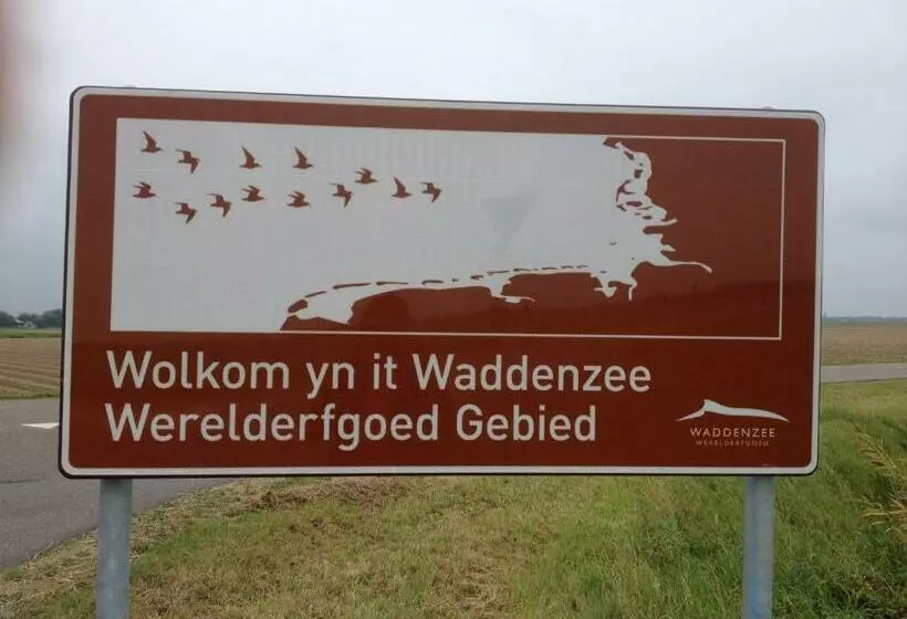 ベッドアンドブレックファースト T Laaisterplakky