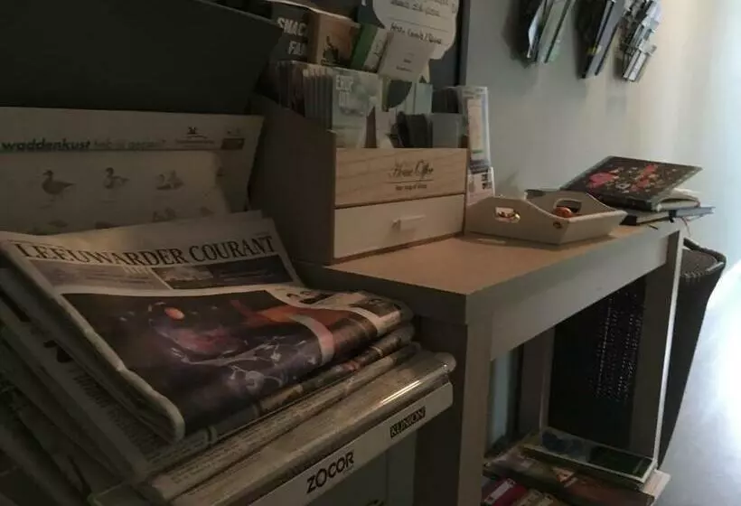 ベッドアンドブレックファースト T Laaisterplakky