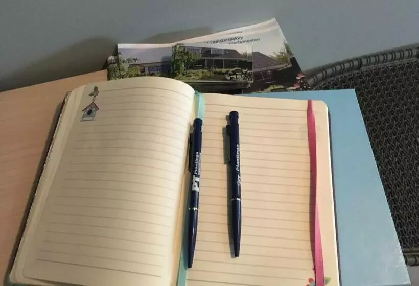 ベッドアンドブレックファースト T Laaisterplakky