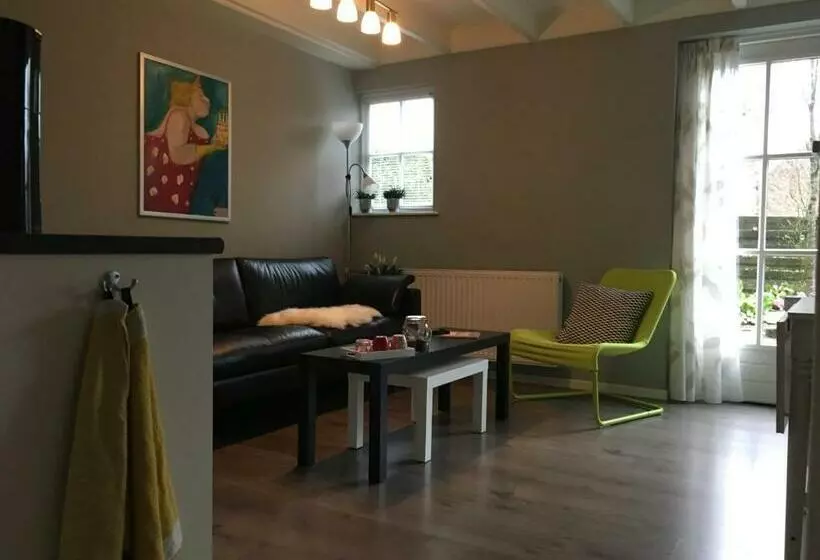 ベッドアンドブレックファースト T Laaisterplakky