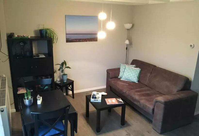 ベッドアンドブレックファースト T Laaisterplakky