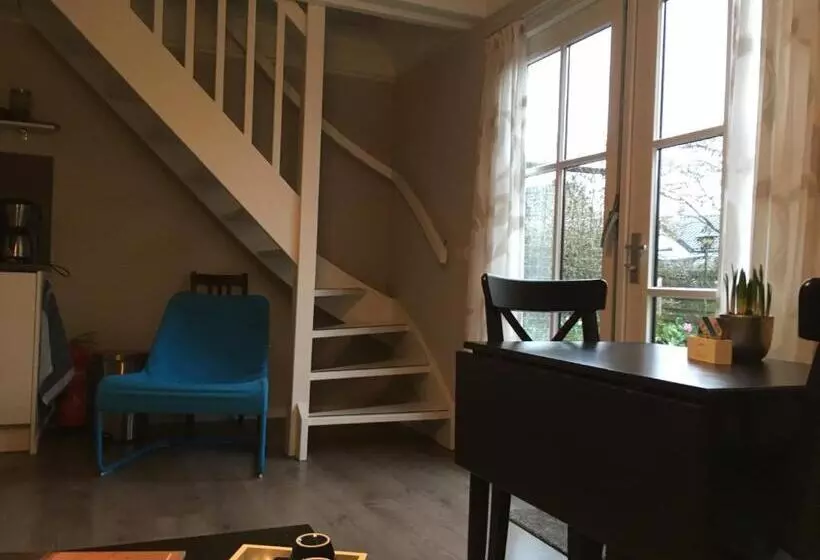 ベッドアンドブレックファースト T Laaisterplakky