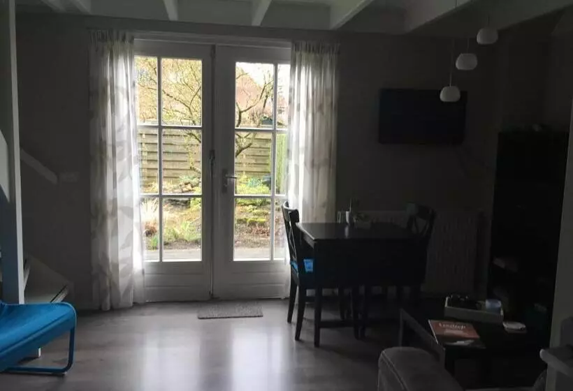 ベッドアンドブレックファースト T Laaisterplakky