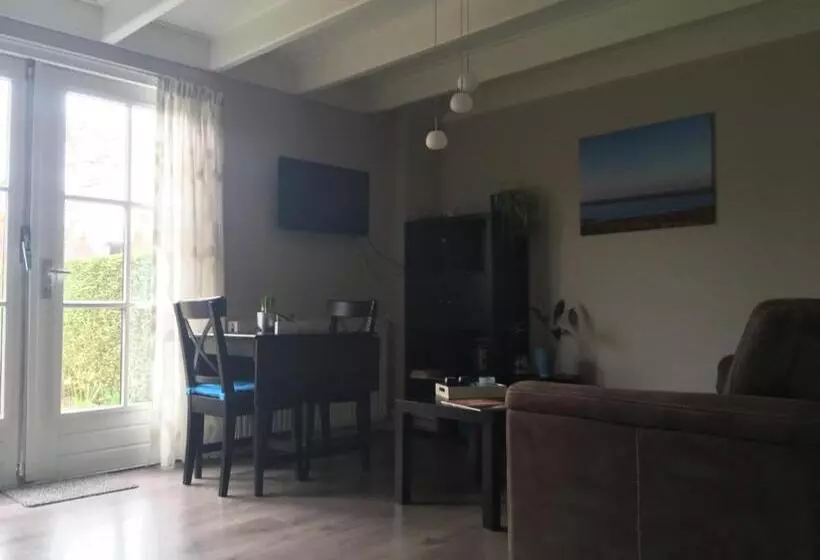 ベッドアンドブレックファースト T Laaisterplakky