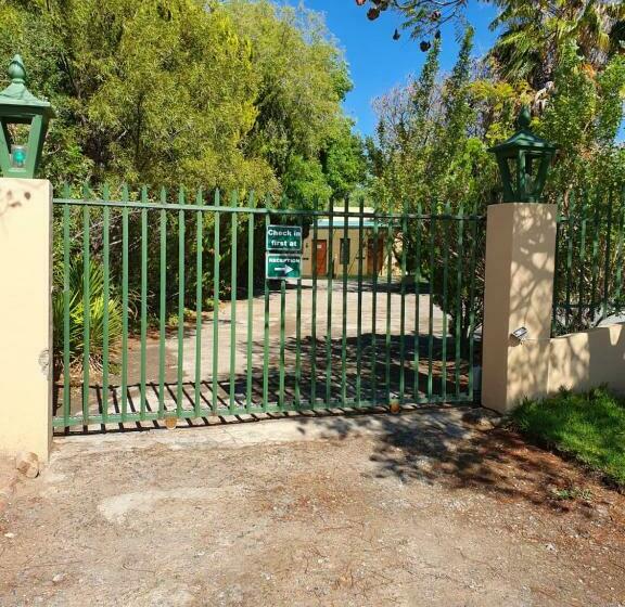 פנסיון Garden Corner Guesthouse